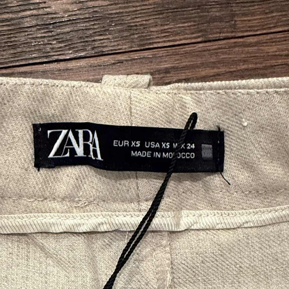 Zara Beige Cropped Trousers with Button Detail like linen - Picture 2 of 4